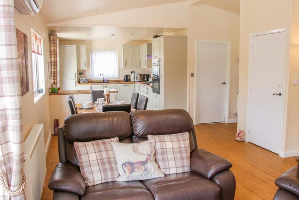 Fabulous Detached Lodge With Hot Tub Two Nights Minimum Stay Bridgnorth Exteriér fotografie