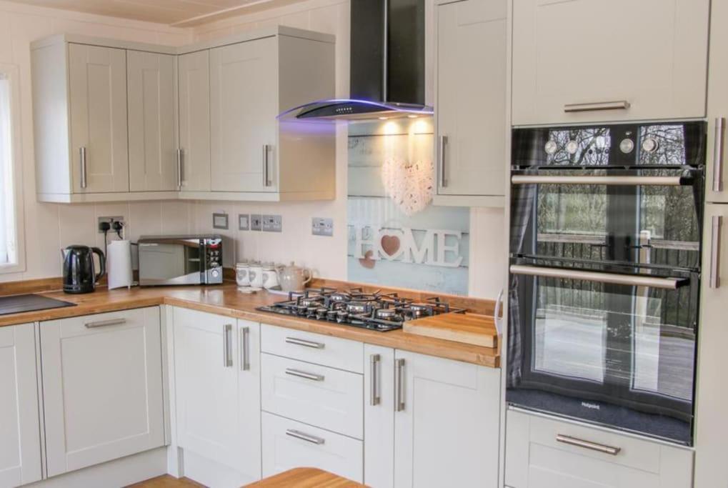 Fabulous Detached Lodge With Hot Tub Two Nights Minimum Stay Bridgnorth Exteriér fotografie