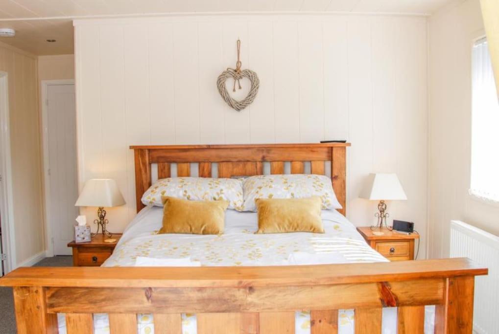 Fabulous Detached Lodge With Hot Tub Two Nights Minimum Stay Bridgnorth Exteriér fotografie